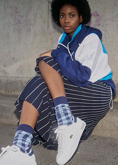 Powercourt sneakers in white leather with signature navy blue details