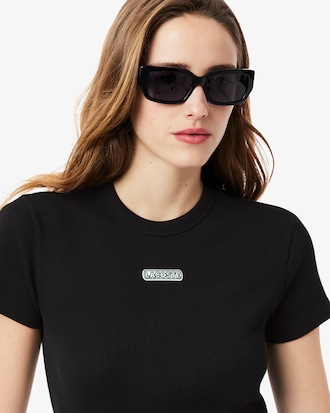 Playera slim fit de canal&eacute; de algod&oacute;n con insignia