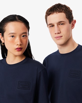 playera de marca en relieve