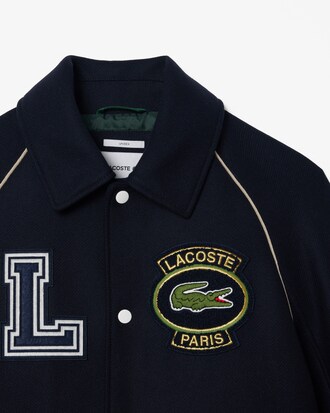 Chamarra universitaria de lana con insignia