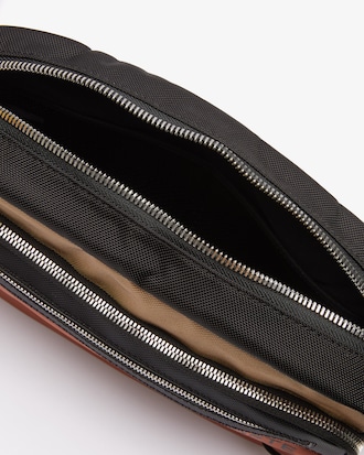 Sacoche L on the Go multipoches avec d&eacute;tails contrast&eacute;s