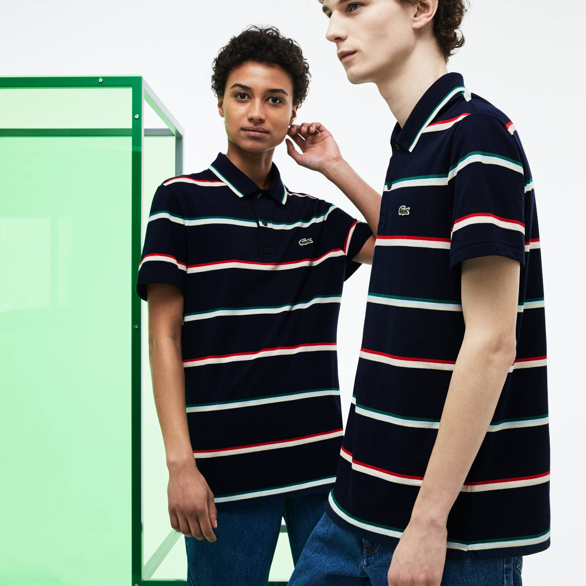 Polo Lacoste unisexe en piqu&eacute; de coton &agrave; rayures color&eacute;es &Eacute;dition D&eacute;fil&eacute;