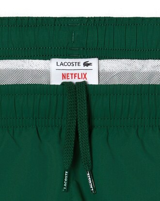 Maillot de bain gar&ccedil;on Lacoste x Netflix avec badge contrast&eacute;