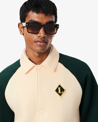 Chamarra con Insignia de Estilo Universitario Fabricada en Francia