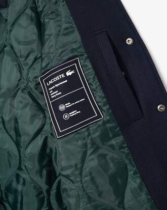 Chamarra universitaria de lana con insignia