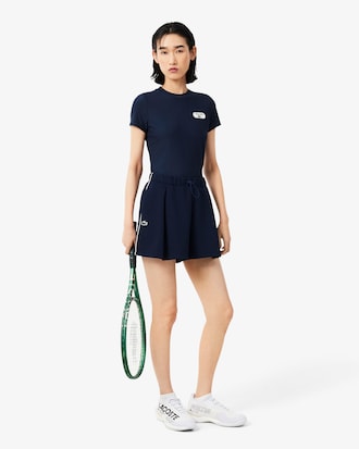 Playera de Tenis Cl&aacute;sica con Insignia Ultra Dry