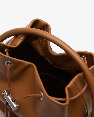 Petit sac seau Chantaco en cuir piqu&eacute; avec bandouli&egrave;re sigl&eacute;e