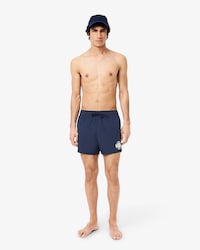 Traje de ba&ntilde;o corto para hombre con detalles de insignia