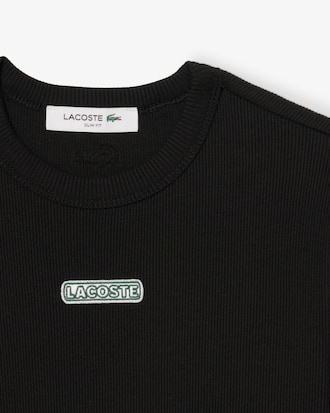 Playera slim fit de canal&eacute; de algod&oacute;n con insignia