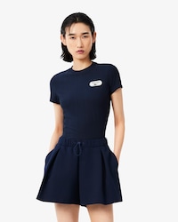 Playera de Tenis Cl&aacute;sica con Insignia Ultra Dry