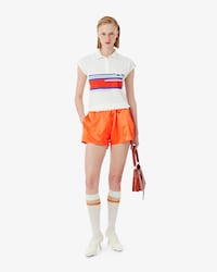 Short court tissu brillant D&eacute;fil&eacute;