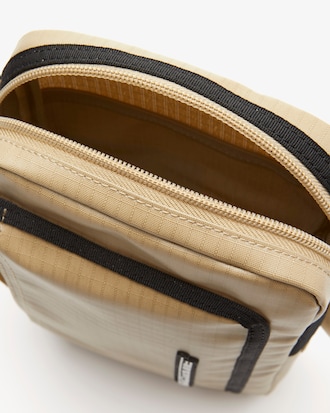Sacoche zipp&eacute;e homme Lacoste avec d&eacute;tails contrast&eacute;s